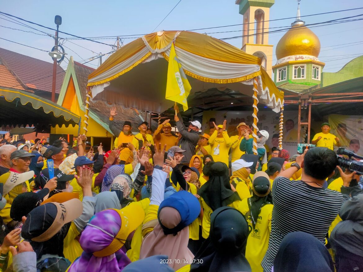 Ketua DPD Partai Golkar Provinsi Kalsel H Sahbirin Noor didampingi Wakil Ketua Bappilu Partai Golkar Provinsi Kalsel H Puar Junaidi, S.Sos kibarkan bendera start melepas ribuan peserta jalan sehat HUT Partai Golkar ke-59 bertempat di Komplek Banjar Indah Permai, Kecamatan Banjarmasin Selatan, Kota Banjarmasin.(foto : sophan/brt)