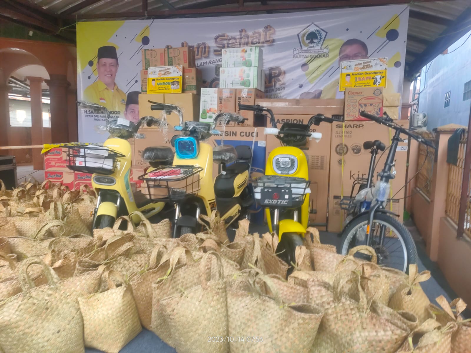 Jalan sehat HUT Partai Golkar ke-59 bertempat di Komplek Banjar Indah Permai, Kecamatan Banjarmasin Selatan, Kota Banjarmasin betabur hadiah dari hadiah utama hingga doorprice.(foto : sophan/brt)