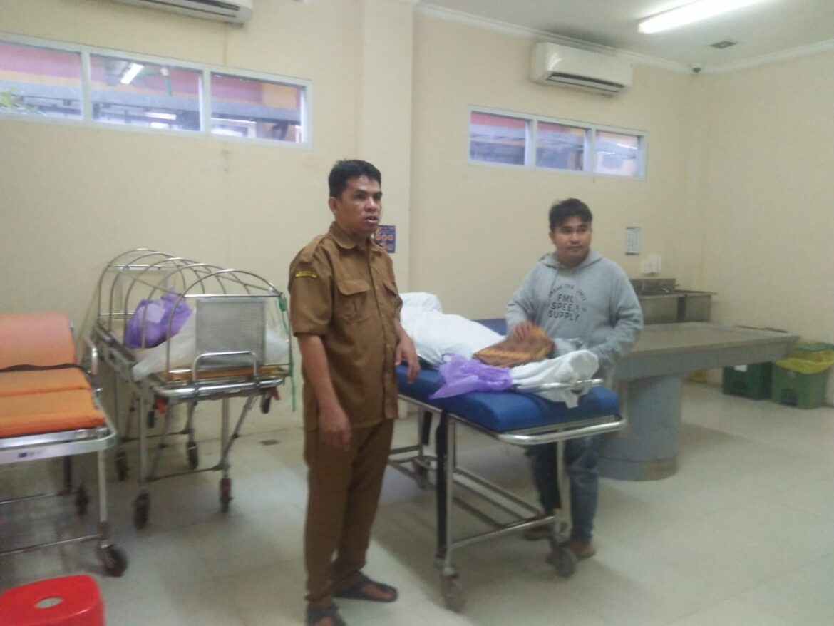 MENINGGAL DUNIA - Sabani saat dijemput Fahrin keponakan almarhum di kamar mayat RSUD ulin setelah ditemukan tergeletak di Jalan Serai, Gatot Subroto Banjarmasin Timur, Senin (16/10/2023) siang. (foto:ist)
