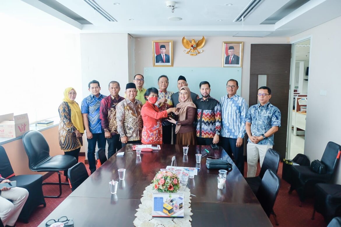 Rombongan Pansus II DPRD Provinsi Kalsel saat bertandang ke Kantor Ditjen Bina Keuangan Daerah Kemendagri mengharapkan Perda PDRD segera disetujui Mendagri.(foto : humasdprdkalsel)