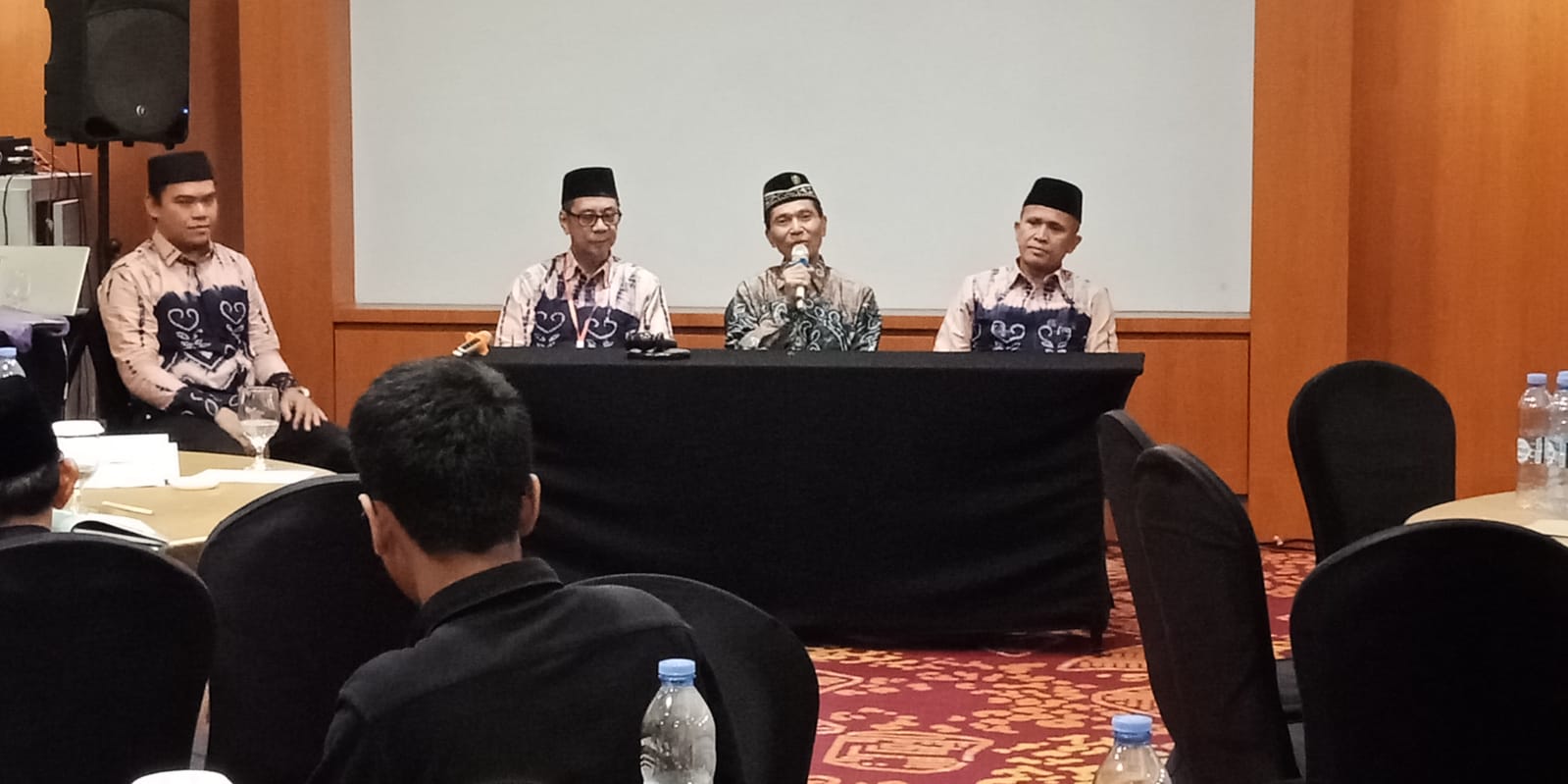 Ketua PDM Kota Banjarmasin Dr H Maskur, menutup Musycab Muhammadiyah Banjarmasin 4 didampingi Ketua PCM Terpilih Ir H Gusti Ridwan Syofyani, dan H Taufik Hidayat (Ketua PCM Tiga Periode) (foto: barito post)