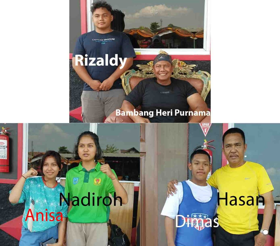Ketua KONI Kalsel Bambang Heri Purnama bersama atlet yang mengikuti Kejurprov Angkatan Berat Kalsel yang berakhir, Minggu (1/10/2023) Banjarmasin. (foto: Tolah)