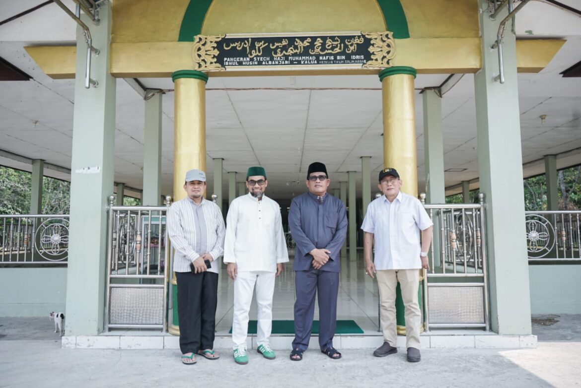 Rombongan Komisi III DPRD Provinsi Kalsel saat meninjau Proyek Peremajaan Fasilitas Makam Pangeran Syech Haji Muhammad Nafis bin Idris Ibnul Husin Albanjari di Tanjung Kabupaten Tabalong.(foto : humasdprdkalsel)