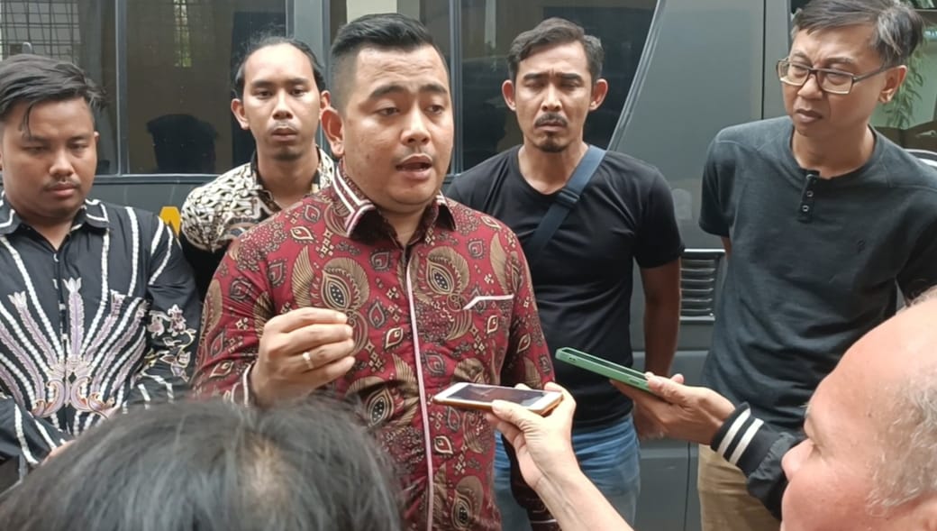 PENASIHAT Hukum terdakwa, Angga D Saputra SH MH saat memberikan keterangan pers usai persidangan (foto Mercy)