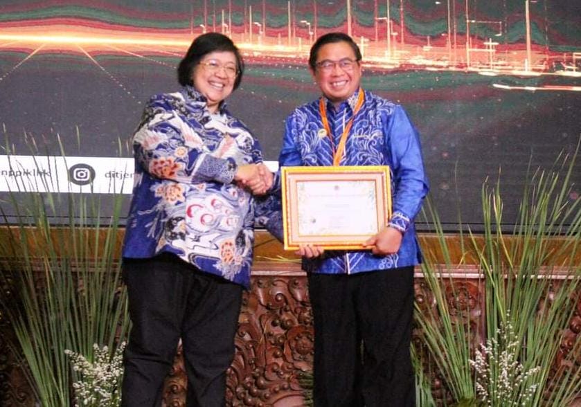 Menteri LHK, Siti Nurbaya menyerahkan penghargaan Proklim kepada Wali Kota Banjarmasin.