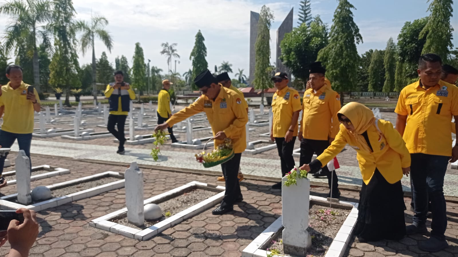 Ketua DPD Partai Golkar Provinsi Kalsel H Sahbirin Noor saat tabur bunga di Taman Makam Pahlawan Bumi Kencana Landasan Ulin Kota Banjarbaru diikuti pengurus dan sejumlah caleg.(foto : ist)