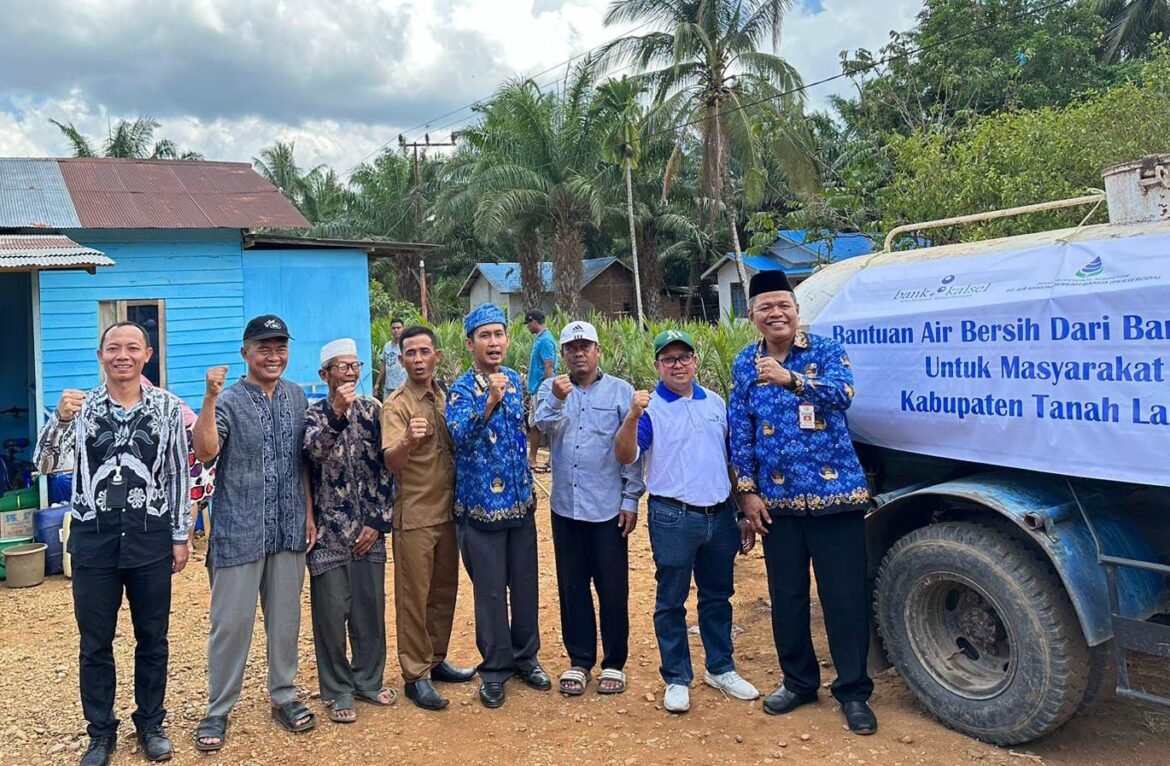 Sinergitas Bank Kalsel dan Pemkab Tala dalam Distribusi Air Bersih ke Masyarakat (foto:istimewa)