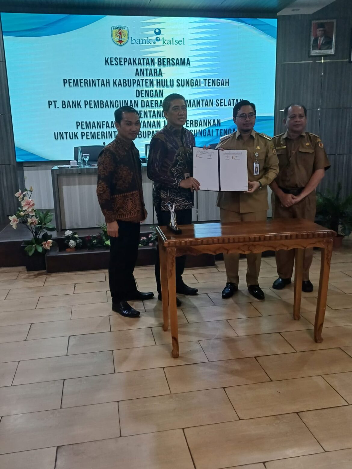 Bank Kalsel dan Pemerintah Kabupaten (Pemkab) Hulu Sungai Tengah (HST) melakukan penandatanganan kerjasama pada Program BAMUDA