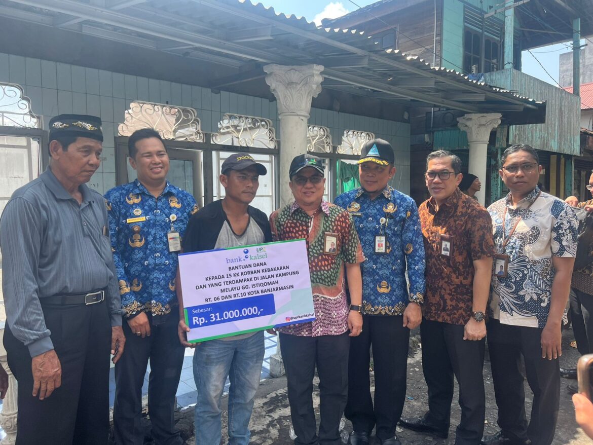 Bank Kalsel dan Pemko Banjarmasin memberikan bantuan ke masyarakat yang terkena musibah kebakaran (foto:humas bank kalsel)