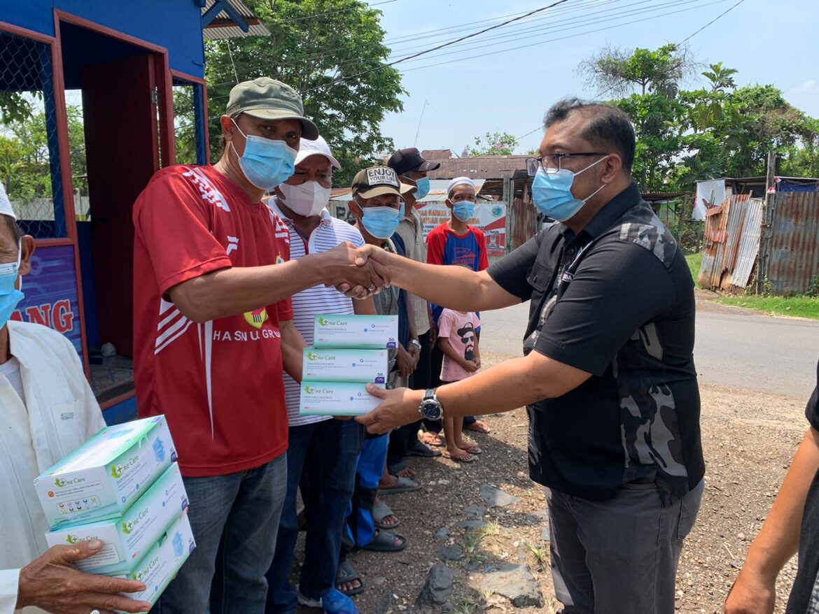 BAGI MASKER – Perwakilan dari Sat Narkoba Polresta Banjarmasin Handoko saat membagikan ribuan masker kepada warga Jalan Teluk Tiram maupun Tanjung Berkat, Rabu 11/10/2023) pagi. (ist)