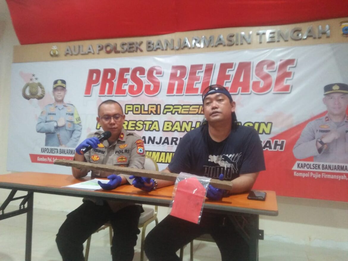 GELAR PENGEROYOKAN-Kapolsek Banjarmasin Tengah Kompol Pujie Firmansyah didampingi Kanit Reskrim Iptu Hendra Agustian Ginting saat menggelar kasus  pengeroyokan terhadap  polisi Rabu (4/10/2023). (foto:sum/brt)