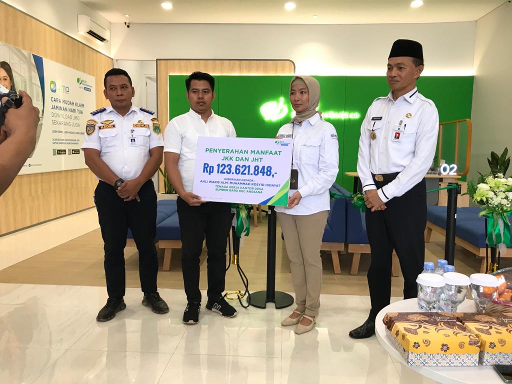 Usai House Warming juga dilanjutkan dengan  penyerahan santunan JKM kepada dua ahli waris dari kasus yang berbeda yakni JKK dan JHT kemudian satunya lagi penerima santunan JKM.(foto : ist)
