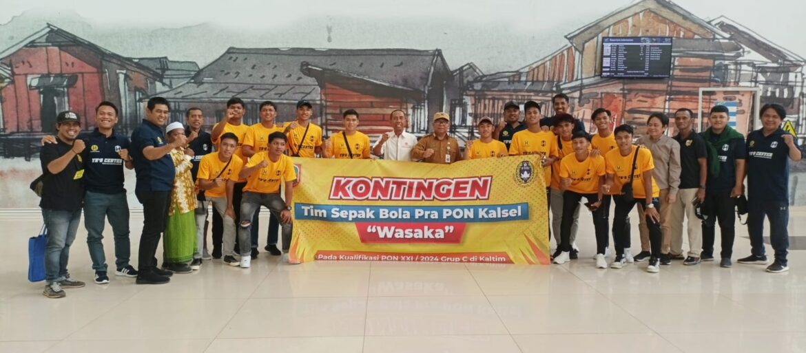 PRA PON-Tim sepakbola putra Kalsel saat dilepas mengikuti Pra PON 2023 di Kaltim, Senin (16/10/2023) di Bandara Internasional Syamsudin Noor, Banjarbaru. (foto: Tolah/brt)