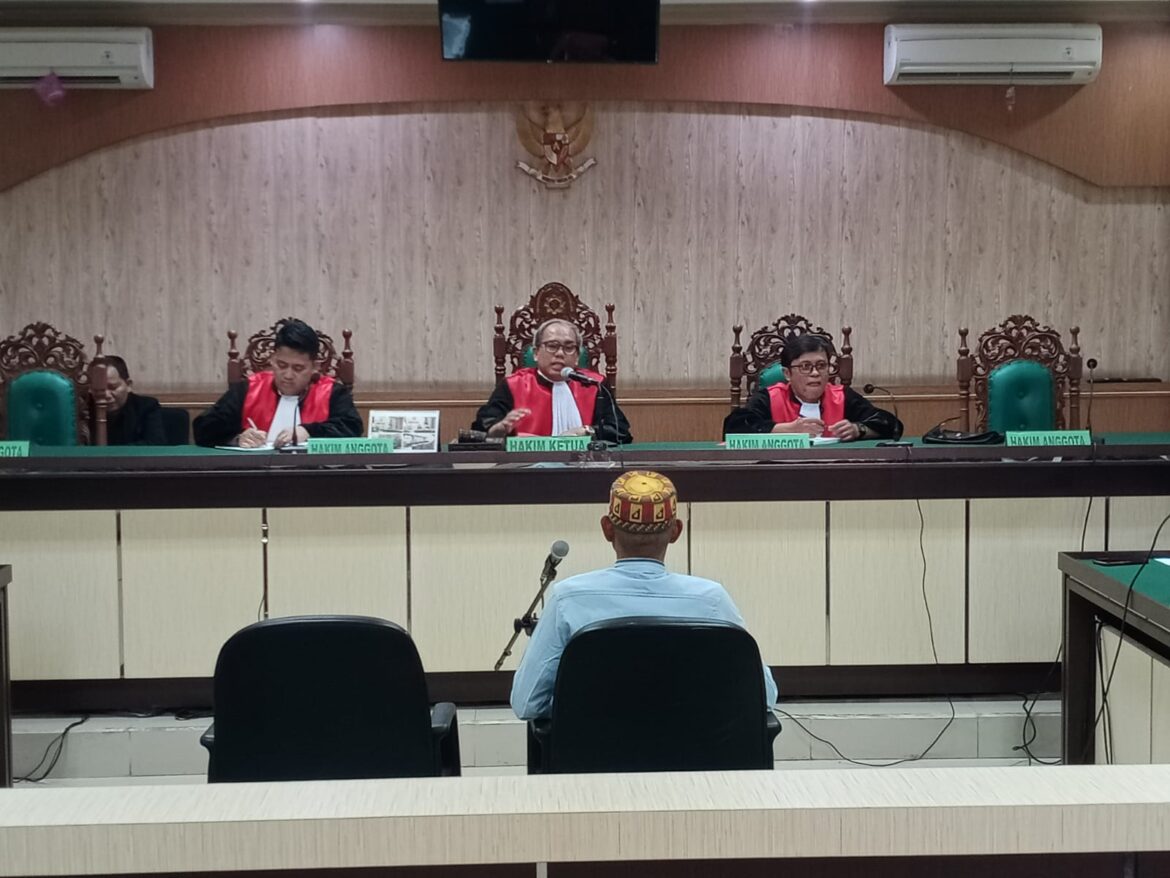 Mantan Kepala Dinas (Kadis) Pertanian Kabupaten Balangan Rahmadi saat mengikuti sidang di Pengadilan Tipikor Banjarmasin.