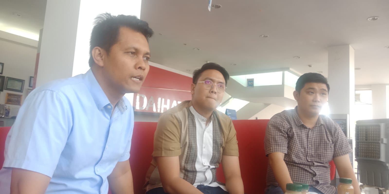 Kepala Bengkel Astra Daihatsu Banjarmasin Renaldy S (tengah) dalam keteranganya bersama Kepala Cabang Astra Daihatsu Banjarmasin Purnama Yuni Priyanta (YP), dan SPV DSO Astra Daihatsu Banjarmasin Sofhian (foto:barito post)