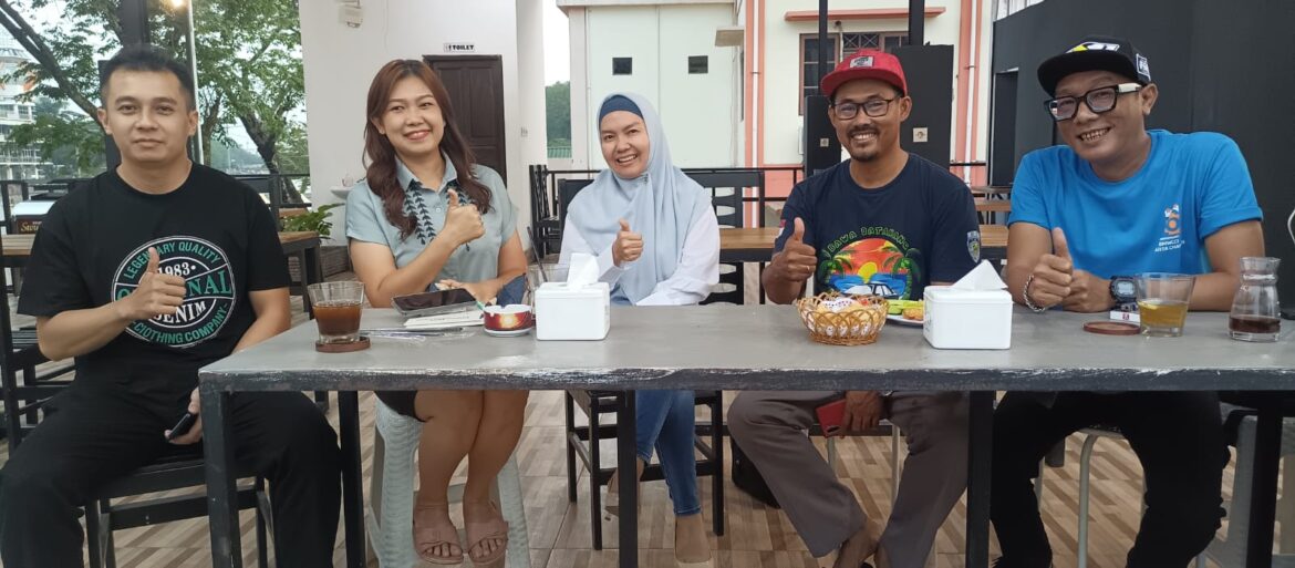 Panitia pelaksana Kejurnas Time Rally dan Fun Rally Kalsel 2023, Fransiskus Arifin (urutan dua dari kanan) bersama Kabid Mobility IMI Kalsel H Arief (kanan) saat memberikan keterangan pers, Kamis (5/10/2023) di Banjarmasin. (foto: Tolah/brt)