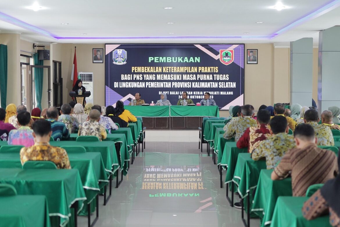 Para ASN lingkup Pemprov Kalsel menjelang purna tugas mengikuti pembekalan keterampilan praktis di Balai Latihan Kerja (BLK) Wonojati Malang Provinsi Jatim.(foto : humasdprdkalsel)
