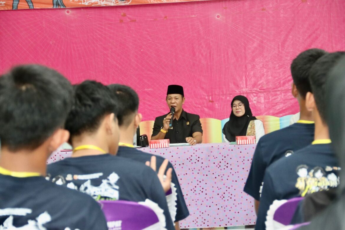 Wakil Ketua Komisi II DPRD Provinsi Kalsel Muhammad Yani Helmi jadi narasumber di kegiatan jelajah cagar budaya yang dilaksanakan oleh Disdikbud Provinsi Kalsel di SMA Negeri 1 Kecamatan Simpang Empat Kabupaten Tanbu.(foto : ist)