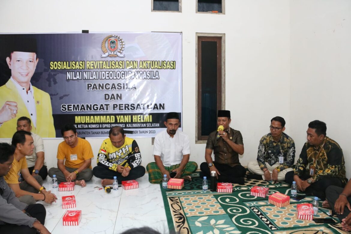 Wakil Ketua Komisi II DPRD Provinsi Kalsel Muhammad Yani Helmi saat melaksanakan kegiatan Sosialisasi Revitalisasi dan Aktualisasi Nilai-nilai Ideologi Pancasila bertempat di Desa Gunung Besar Kecamatan Simpang Empat Kabupaten Tanbu.(foto : ist)