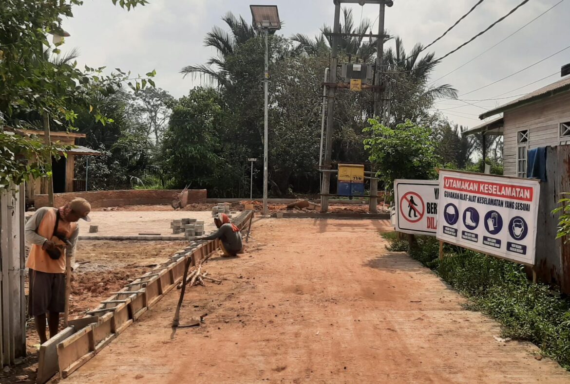 Proyek pembangunan taman di Sungai Andai ini berdampak pada rumah warga.