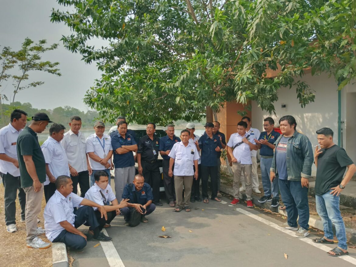 Komunitas Car Variasi Banjarmasin menyatakan dukungannya kepada Gibran Rakabuming Raka.(foto : yufanata/brt)