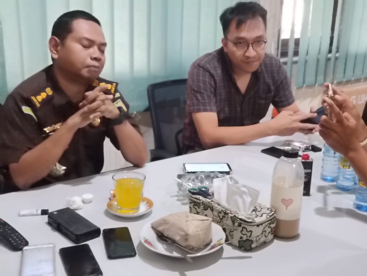 Kasi Pidsus Kejari Banjarmasin Arri Ukas SH MH dan Dimas Purnama Purnama Putra SH MH saat melakukan jumpa pers dengan sejumlah wartawan terkait penahanan tersangka dugaan korupsi pembangunam gedung BPOM Banjarbaru.