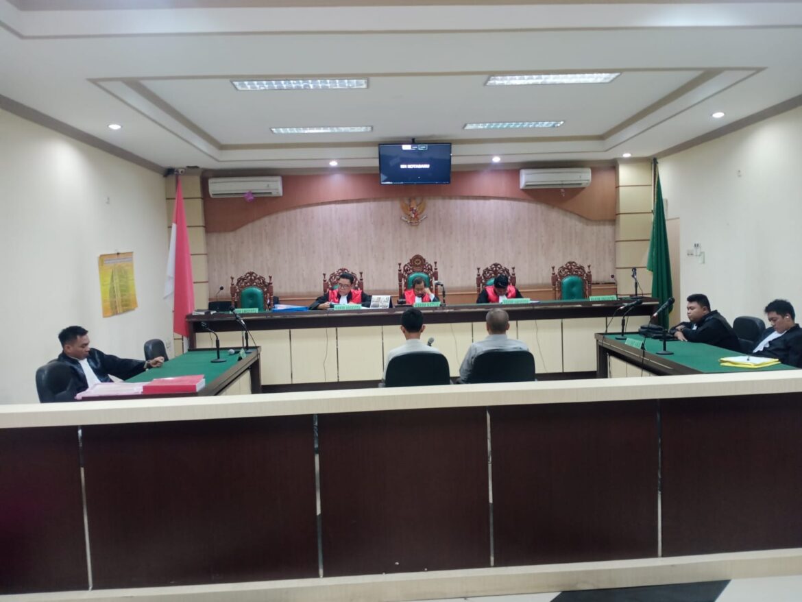 Kedua terdakwa Muhammad Zakir Maulidi dan Eko Hendra Wijaya saat mendengarkan vonis majelis hakim.
