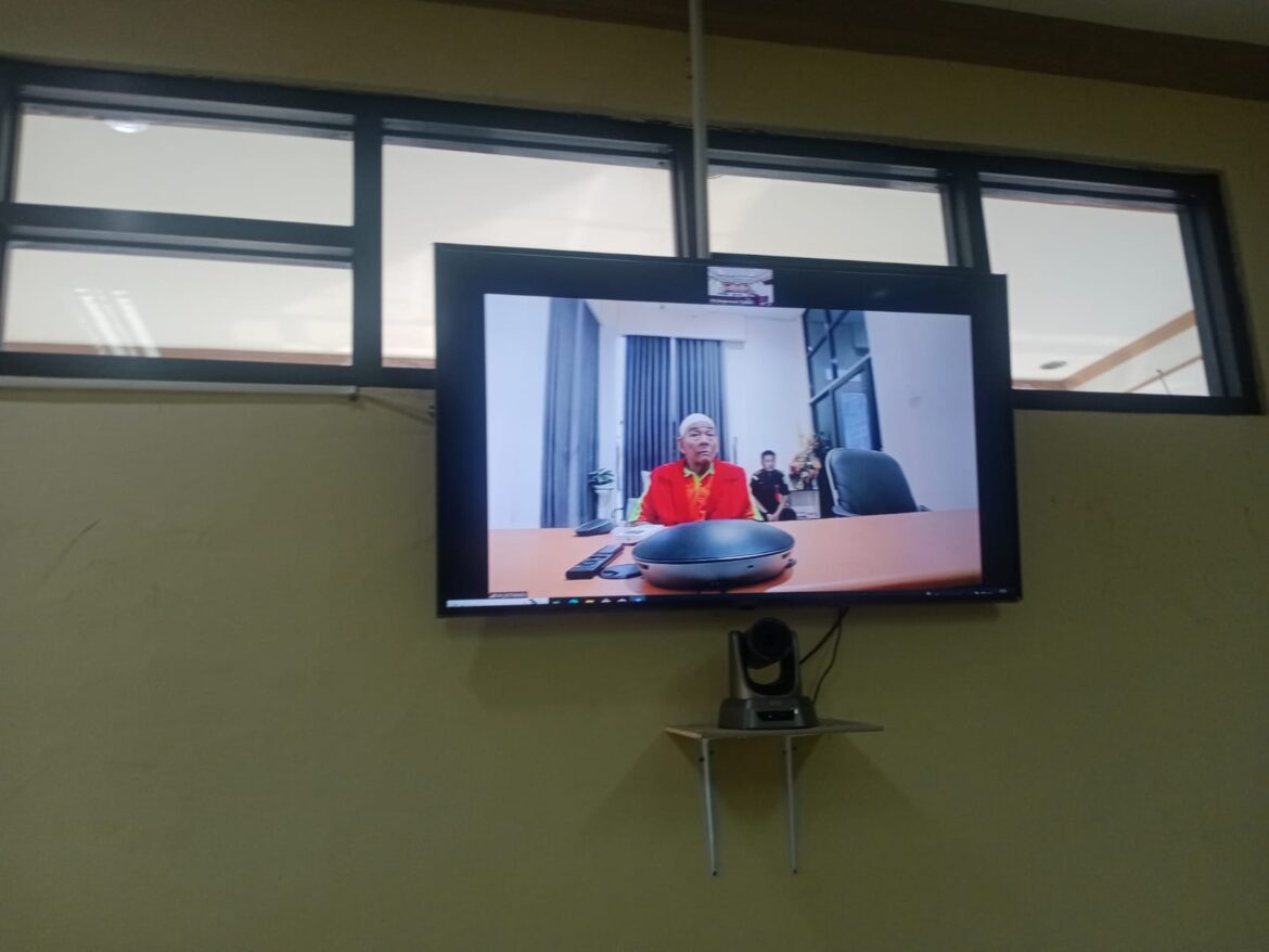 Mantan Kepala Desa (Kades) Talusi, Kecamatan Pamukan Selatan, Kotabaru Arbani saat mendengarkan tuntutan JPU melalui sidang secara virtual.
