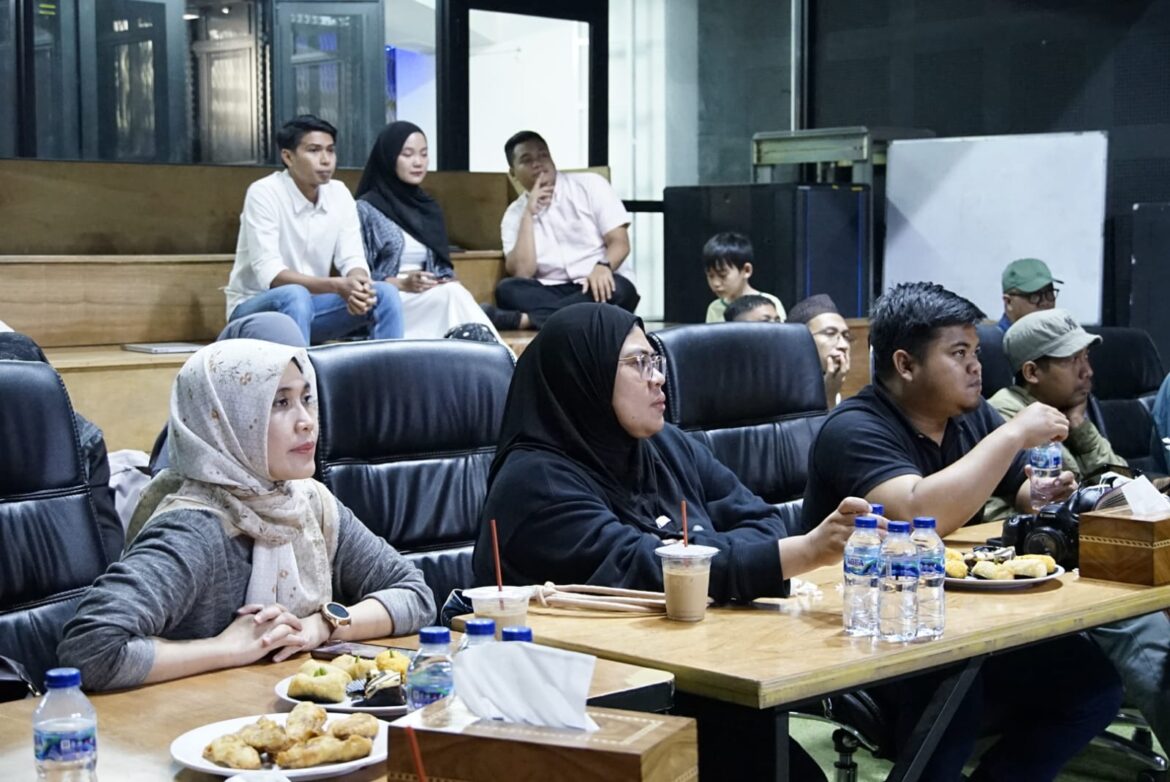 Kunjungan Diskominfotik dan awak media di PT Indonesia Indicator di Tangerang, Jakarta Selatan, Kamis (19/10/2023)