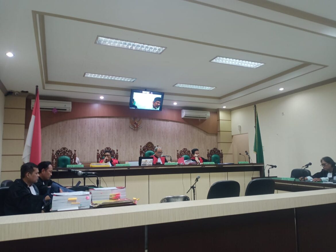 Nampak mantan Bupati HST periode 2016-2021 H. Abdul Latif saat mengikuti sidang secara virtual dari Lapas Suka Miskin Bandung.
