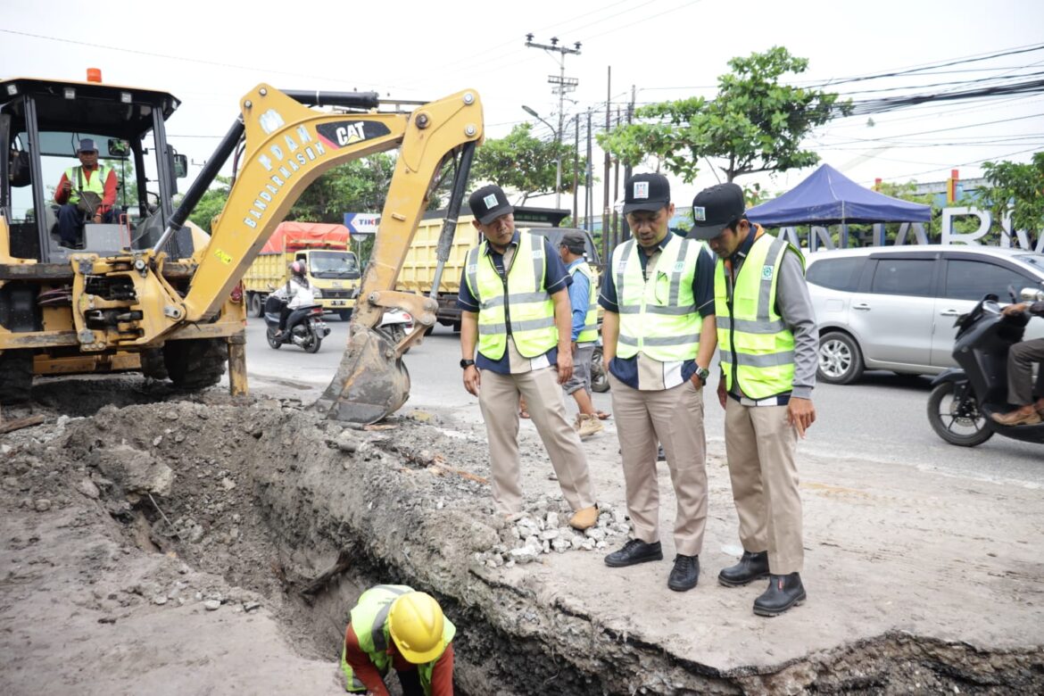 Pergantian pipa di depan Terminal Km 6, dipantau langsung Dirut PAM Bandarmasin, M Ahdiyat.