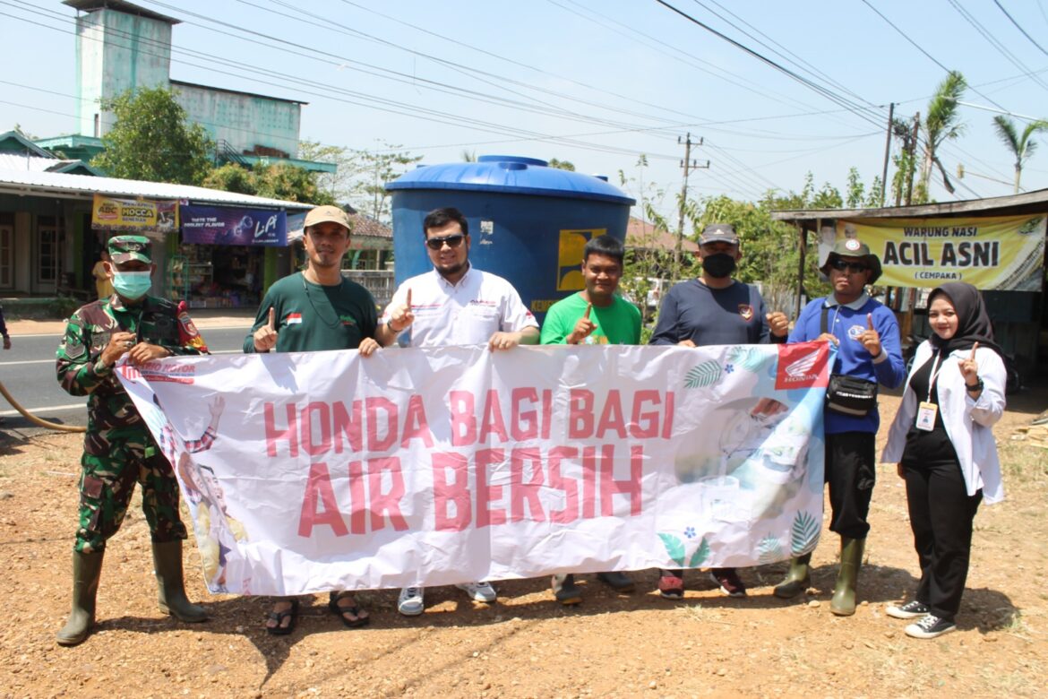 Berkontibusi dengan membagikan air bersih ke Masyarakat, apalagi sempat terdampak musim kemarau