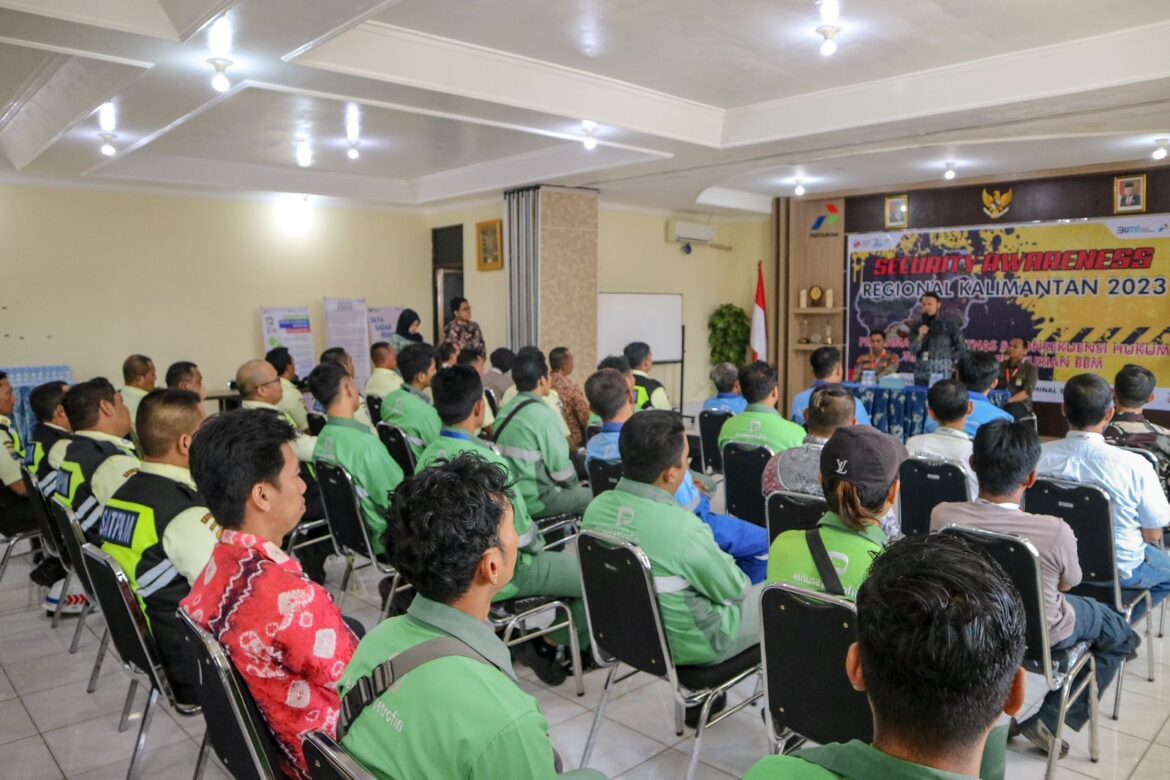 Pertamina Patra Niaga Regional Kalimantan melalui Integrated Terminal (IT) Banjarmasin melaksanakan Sosialisasi Security Awareness Bagi Internal dan Eksternal Pertamina. Kegiatan yang dihadiri oleh Wakil Direktur Pamobvit Polda Kalsel AKBP Gusti Maychandra Lesmana beserta jajaran dan Integrated Terminal Manager Banjarmasin, Andi Indrawan (foto:istimewa)