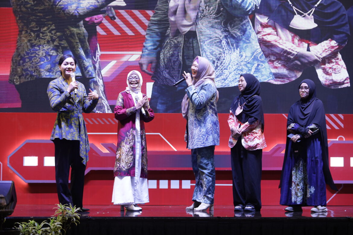 Kepala Eksekutif Pengawas Perilaku Pelaku Usaha Jasa Keuangan, Edukasi dan Perlindungan Konsumen OJK Friderica Widyasari Dewi dan Ketua Tim Penggerak PKK Kalimantan Selatan (Kalsel) sekaligus Kepala Biro Perekonomian Provinsi Kalimantan Selatan, Hj Raudatul Jannah (foto:istimewa)