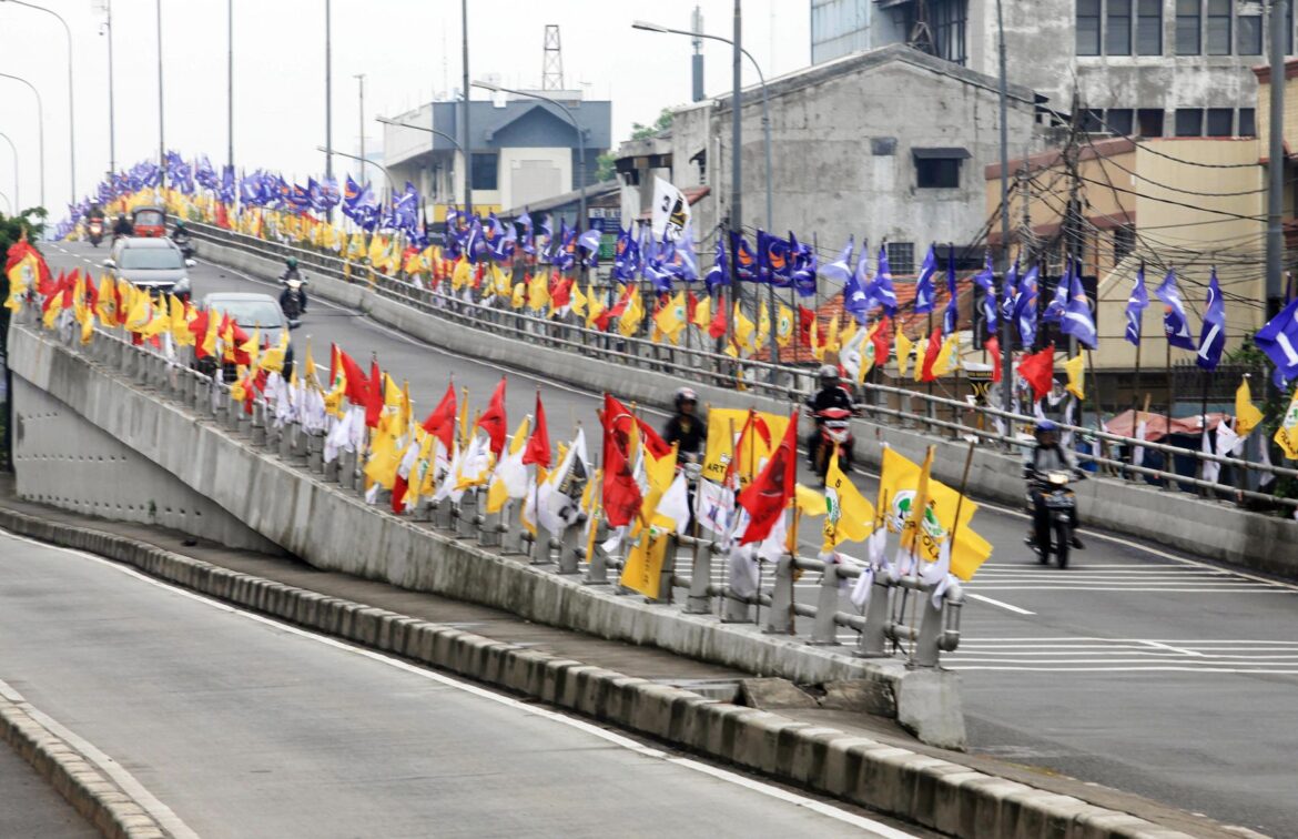 Bendera Parpol Bersusun (foto:istimewa) Pesta Demokrasi yang Digelar 5 Tahunan (Pemilu) Harus Disambut Dengan Riang Gembira