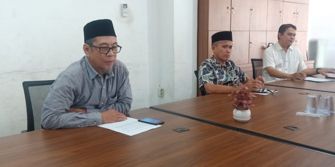 Ketua Panitia Pelaksana Ir H Gt Ridwan Sofyani didampingi Sekretarisnya Budi Adiyani SE dan Ketua PCM Banjarmasin 4 H Taufik Hidayat (tengah) (foto:barito post)