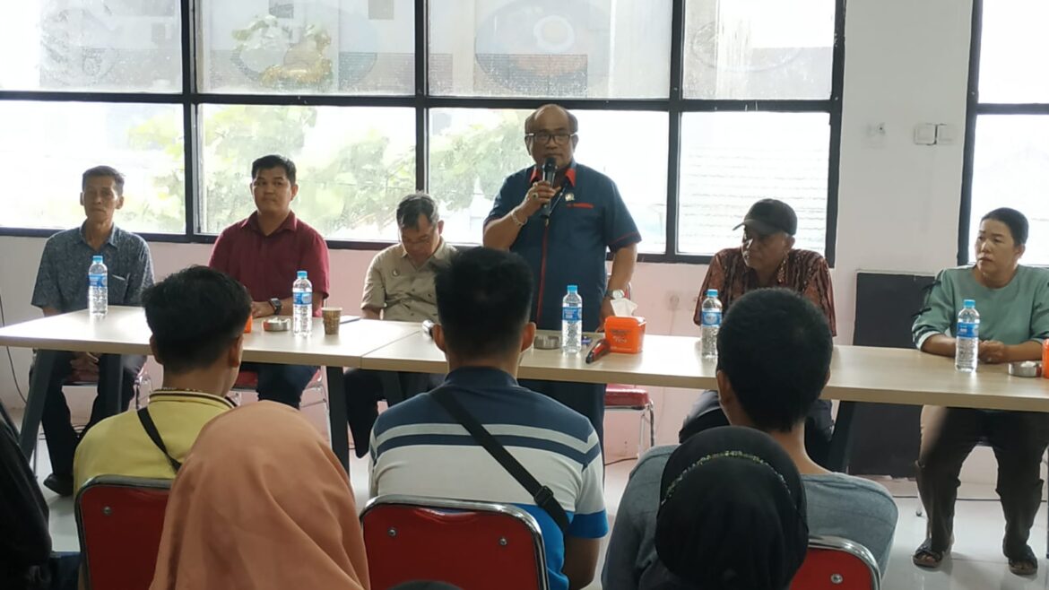 Ketua Komisi IV DPRD Kota Banjarmasin Saut Nathan Samosir saat silaturahmi Reses III-2023 di Banjarmasin Barat (foto:istimewa)