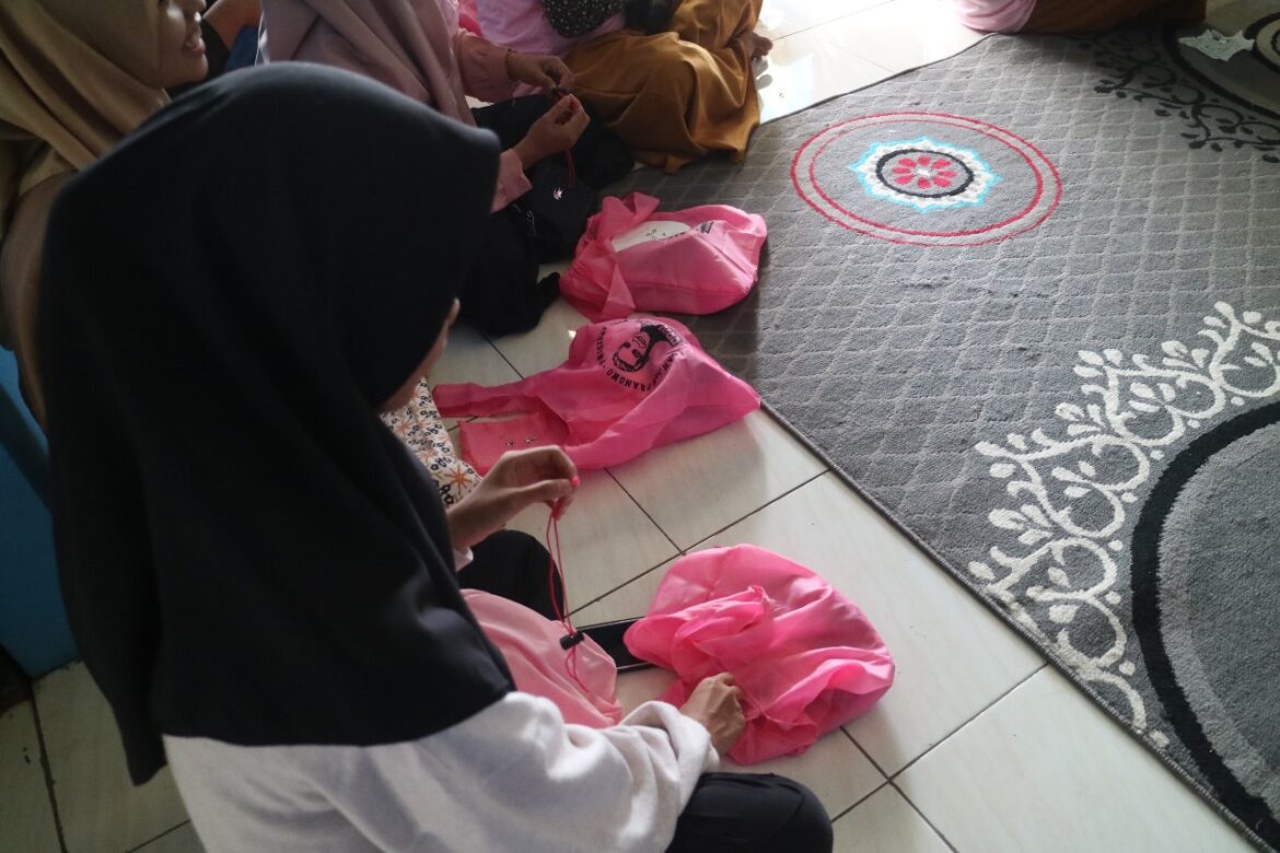 Pelatihan Pembuatan Konektor Masker Oleh Srikandi Ganjar Kalsel (foto:istimewa)