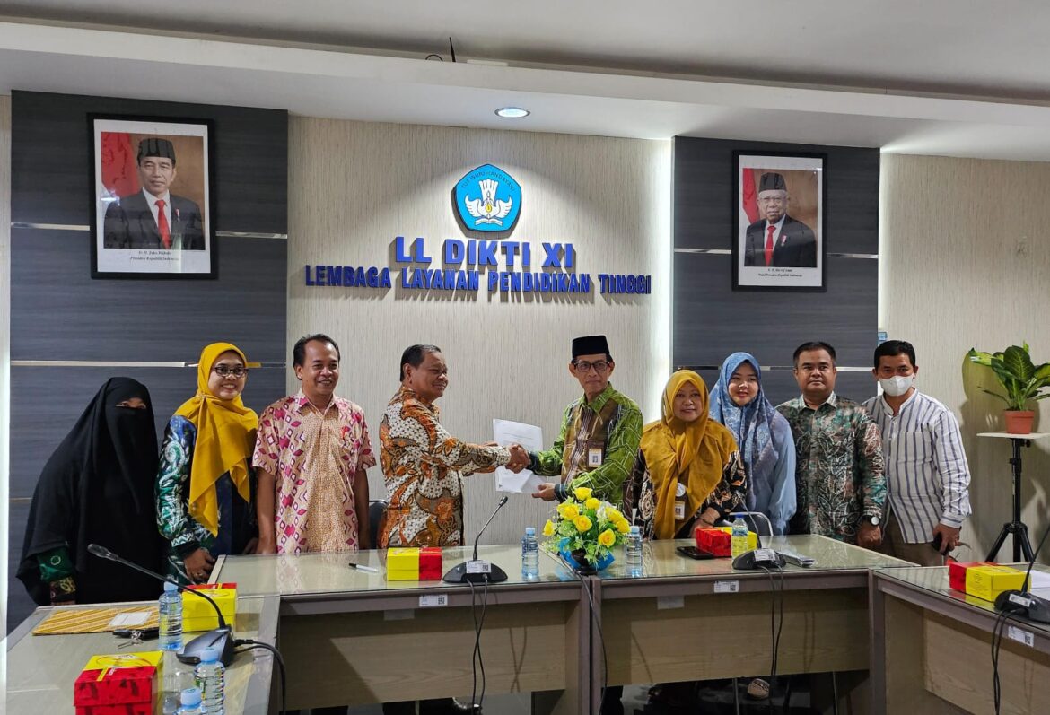 PPLP PT PGRI Banjarmasin menerima SK Izin Perubahan bentuk STKIP PGRI Banjarmasin menjadi Universitas PGRI Kalimantan di Lembaga Layanan Pendidikan Tinggi (LLDIKTI) Wilayah XI, Jumat (03/11/2023).(foto: istimewa)
