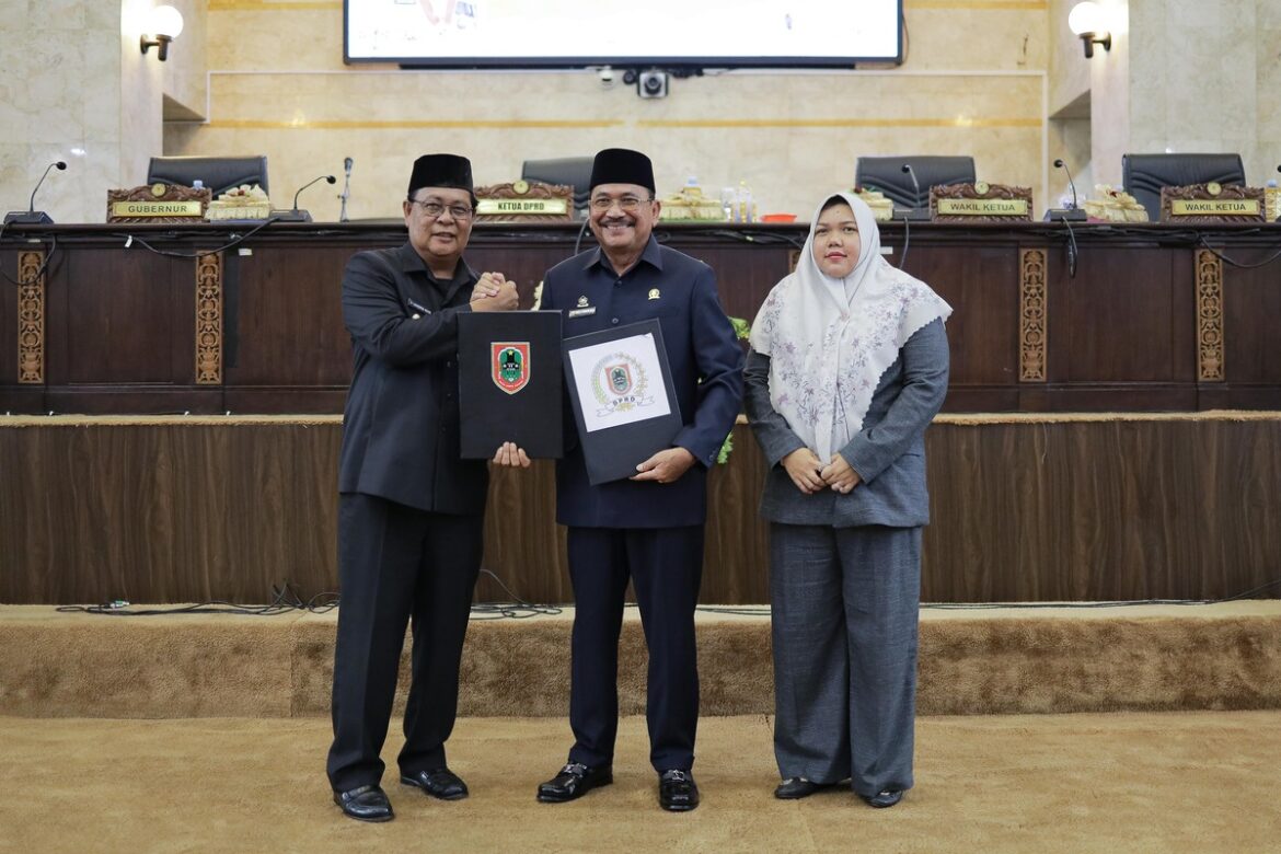 Gubernur Kalsel H Sahbirin Noor bersama pimpinan DPRD Provinsi Kalsel perlihatkan dokumen Raperda tentang APBD Provinsi Kalsel Tahun Anggaran 2024 usai ditandatangani.(foto : humasdprdkalsel)