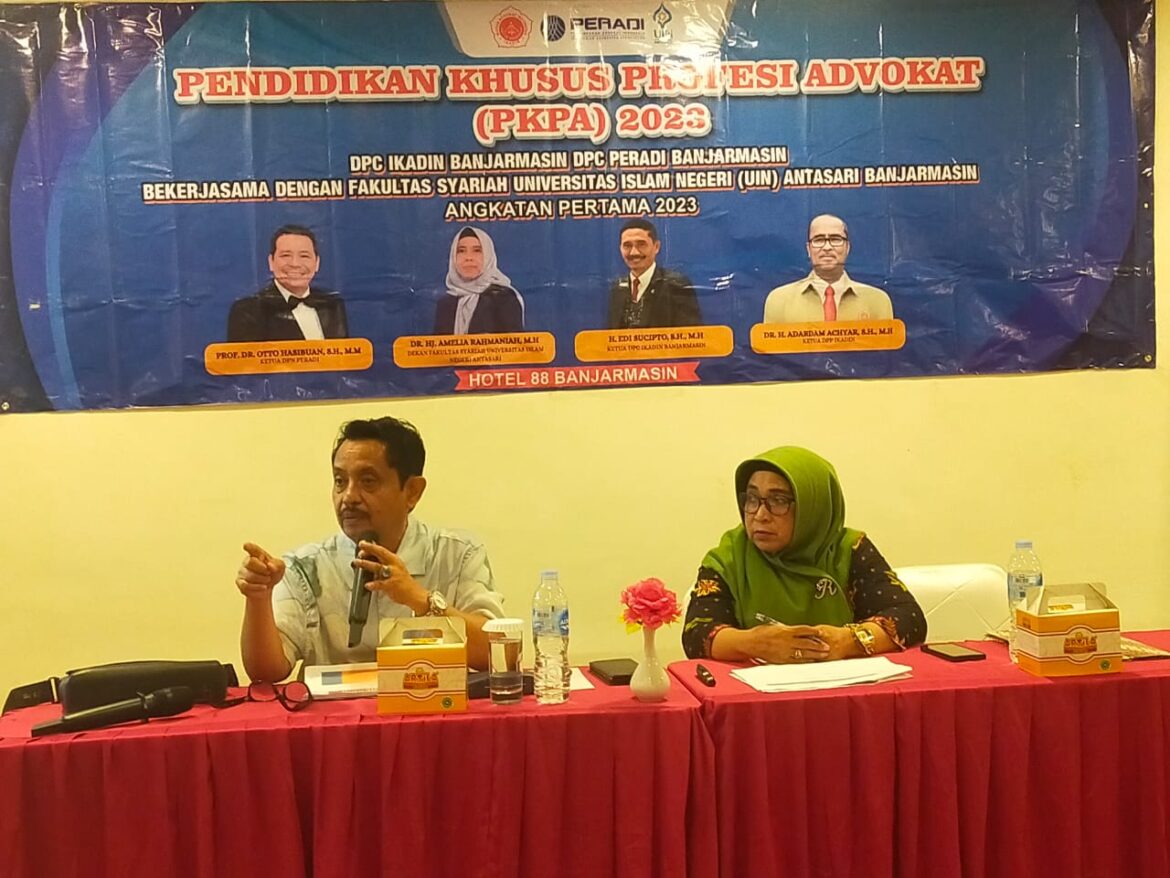Dr H Fauzan Ramon SH MH ketika menjadi pembicara pada suatu kegiatan beberapa waktu lalu di Banjarmasin. (foto: dok pribadi).