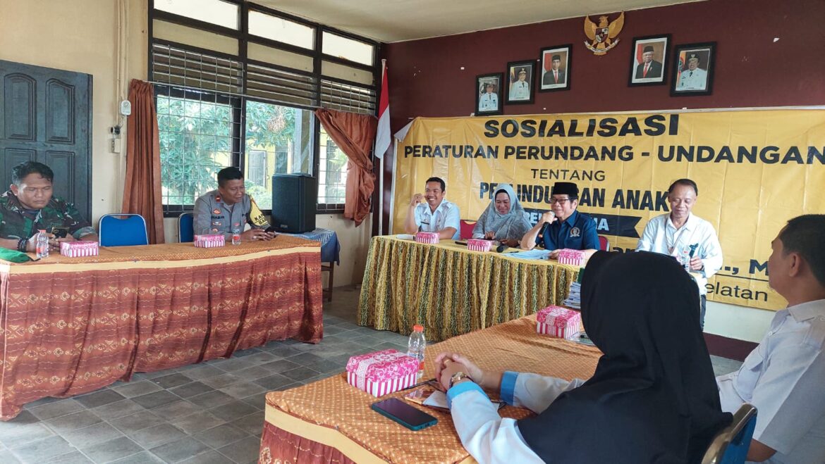 Anggota Komisi II DPRD Provinsi Kalsel Dr H Karlie Hanafi Kalianda, SH, MH saat menyampaikan materi Sosialisasi Peraturan tentang Perlindungan Perempuan dan Anak di Kecamatan Barambai, Kabupaten Batola, Sabtu (11/11/2023).(foto : ist)
