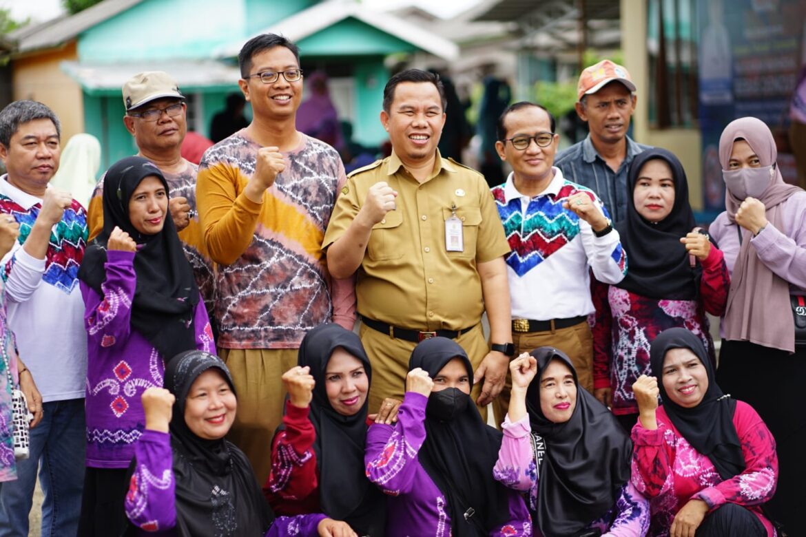 Sejumlah ASN Pemko Banjarmasin berpose saat berfoto dalam moment acara di Banjarmasin.