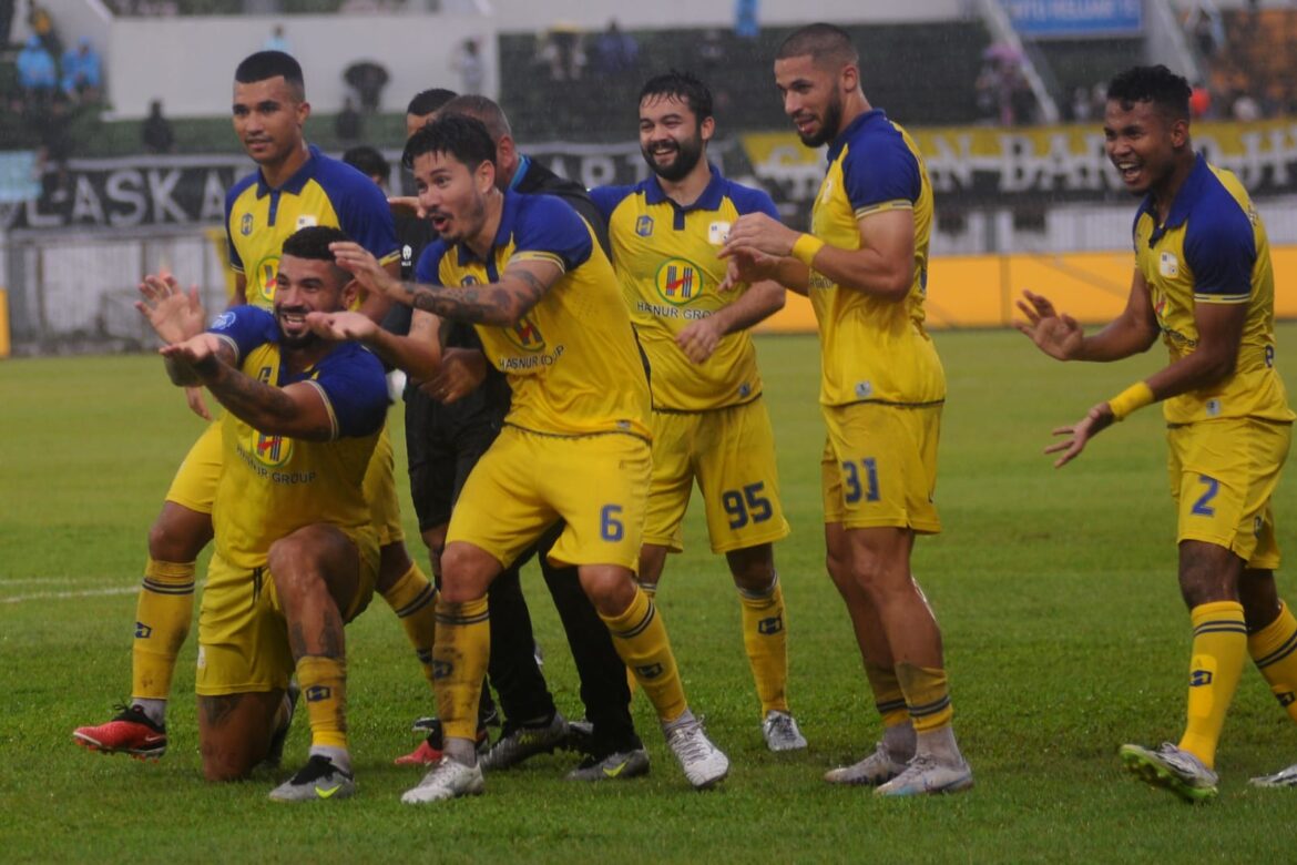 Ekspresi pemain Barito Putera usai mencetak gol saat menjamu Persebaya Surabaya (2-0) dalam lanjutan kompetisi putaran kedua Liga 1 Indonesia, Kamis (9/11/2023) petang di Stadion Demang Lehman Martapura. (foto: Iman Satria/brt)