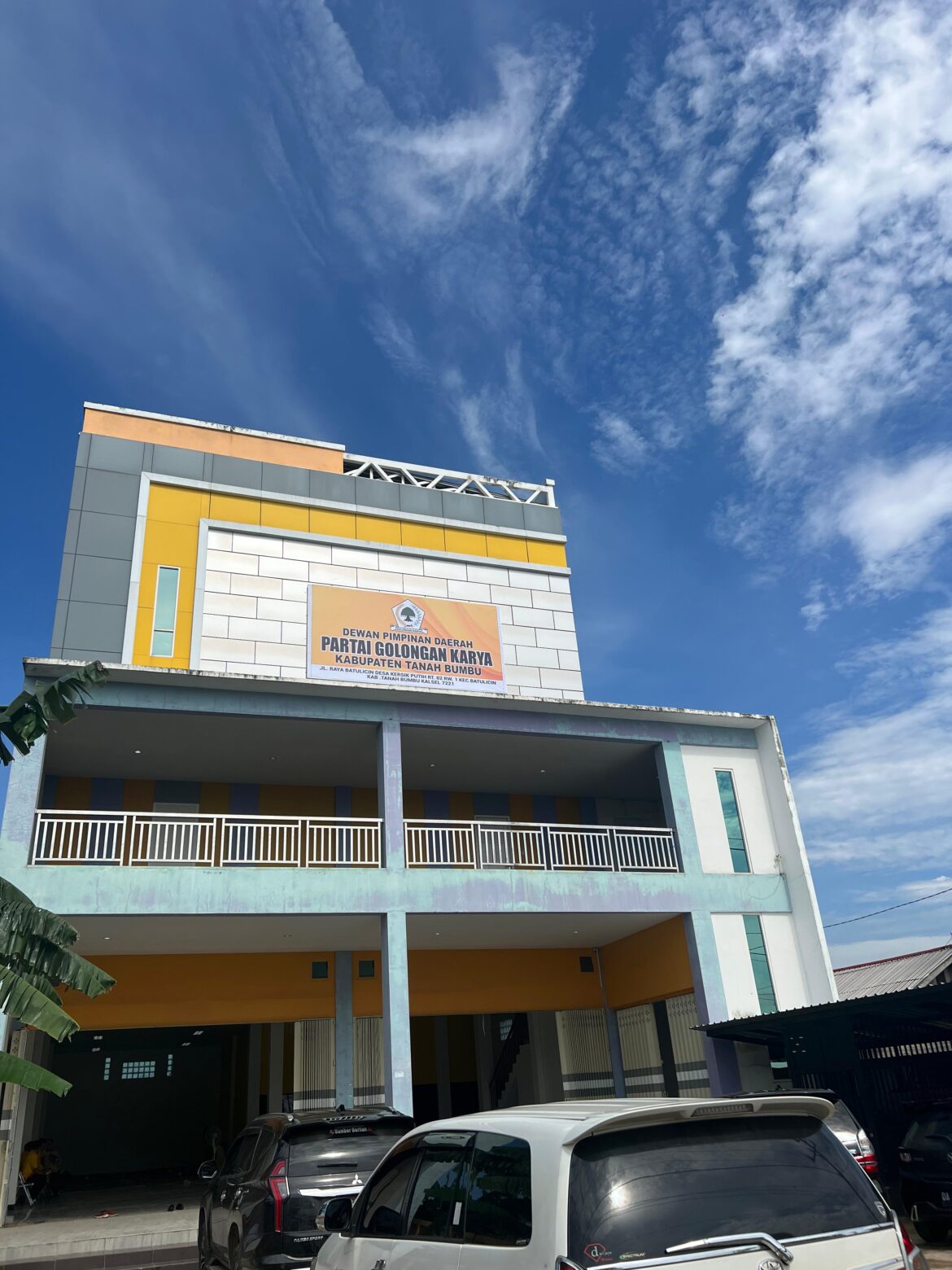 Kantor baru DPD Partai Golkar Kabupaten Tanbu di Jalan Raya Batulicin Desa Kersik Putih Kecamatan Batulicin Kabupaten Tanbu.(foto : ist)