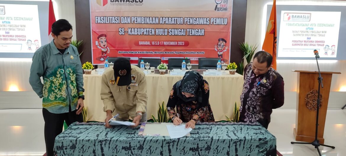 ketua bawaslu dan ketua PWI tanda tangan MuO