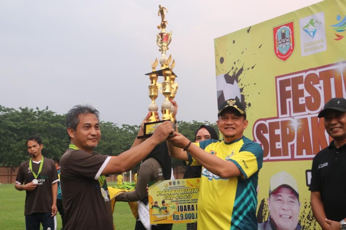 Penjabat (Pj) Bupati HSS Drs. H. Hermansyah, MM menyerahkan piala pada Sepakbola Legend U-40 Paman Birin Cup, Minggu (19/11/2023) di Stadion 2 Desember Kandangan, HSS. (foto: ist/brt)