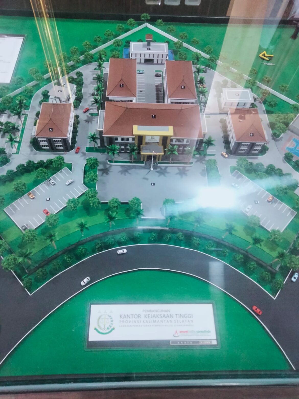 MAKET : kantor kejati Kalsel di Banjarbaru yang dipajang di Lobby Kantor Kejati Kalsel (Foto Filarianti)