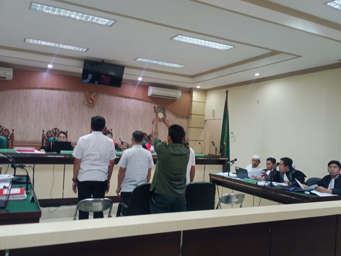 Para saksi saat diambil sumpah sebelum memberikan keterangannya pada perkara pengadaaan iPad di Sekretariat DPRD Banjarbaru.
