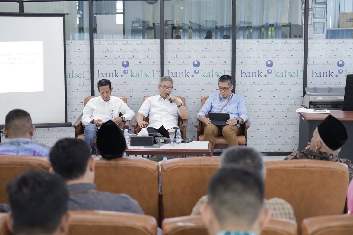 Rombongan Komisi II DPRD Provinsi Kalsel saat melaksanakan kegiatan monitoring kinerja ke Bank Kalsel Cabang Pelaihari Kabupaten Tala.(foto : humasdprdkalsel)